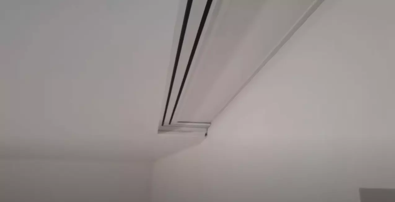 Матовый потолок со скрывающим карнизом